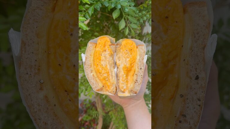 卵を5個使った特大オムレツサンド！濃厚ツナマヨチーズを閉じ込めた背徳サンド【サンダウナー東京オムレツ:新宿(期間限定)】