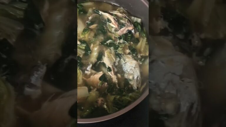 釣った魚の味噌汁🎣😂🐟昨年大漁に釣ったサバとイワシとショッコを真空保存してたのを使いました🐟😂🐟私は身体にいい魚の味噌汁が大好き❤️😂❤️イワシのつみれ汁の様な味で美味しいよ🎵😂🎵