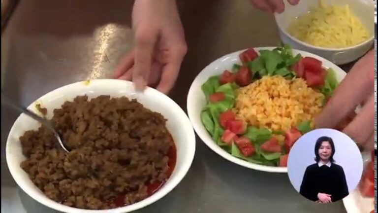 にんじんご飯のタコライス（藤沢産食材：ニンジン)