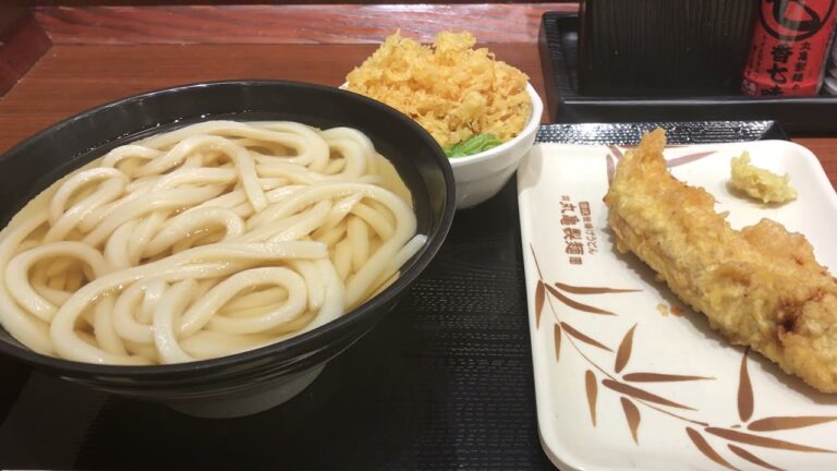 丸亀製麺で「かけうどん」と「かしわ天」をキメる。 Kake Udon and "Kashiwa Ten" (chicken tempura) at Marugame Udon in Japan