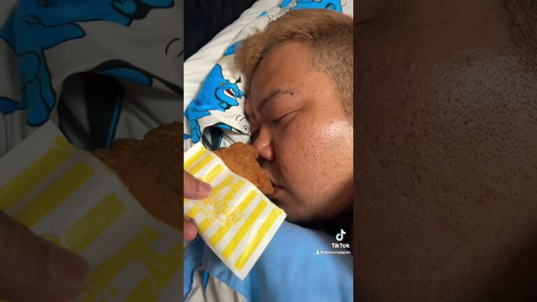 餌の時間#ファミチキ#ファミマ#コンビニ#飯#チキン#breaking#寝起き#ヤミー#美味しい#人気#夏