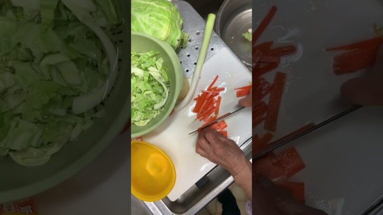 ９３歳ツムツムばあちゃん今朝の味噌汁は人参🥕とジャガイモ🥔とキャベツ🥬❗️👵