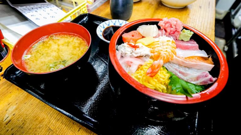 コスパ最強！看板女将がバリバリ働く激安海鮮丼を求めて客が吸い込まれる大阪市場飯