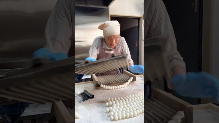 97歳のとしこおばあちゃんが毎朝作るみたらし団子🍡 #japanesefood