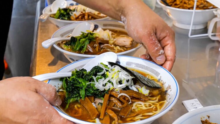 朝５時半開店→３時間で売り切れるワンオペ店主が躍動する東京最強朝ラーメン店！