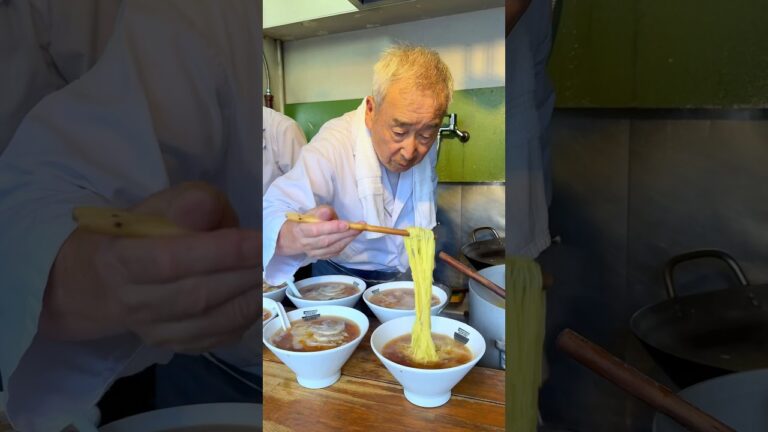 朝から行列のできるたった1坪のラーメン屋🍜 #japanesefood