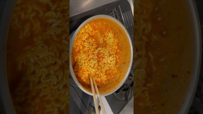 キムチチゲの締めに辛ラーメンとサリ麺！辛すぎたわ🥵