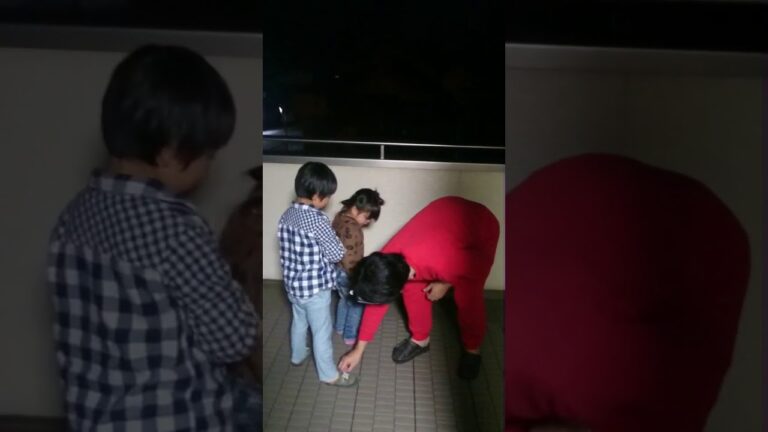 豆まきのルールを無視する子供達と豆を拾う鬼