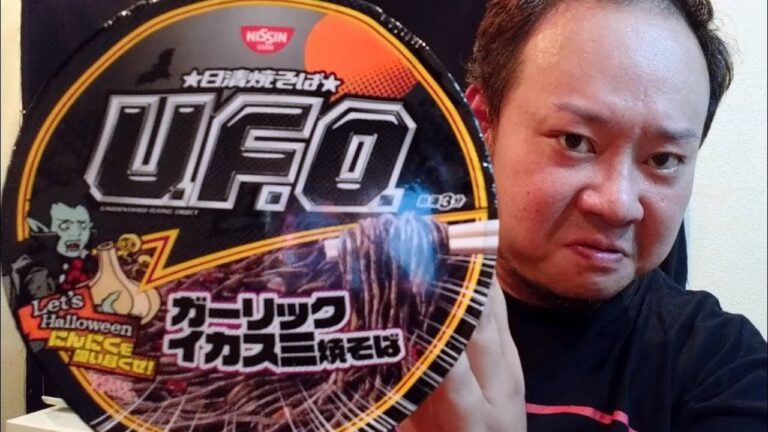 【お昼ご飯】真っ黒が美味！ガーリックイカスミ焼きそば！！【新商品】