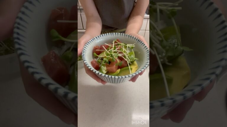 簡単✨マグロとアボカドに、しょうゆ、わさび、ごま油のタレを絡めただけの簡単丼♪