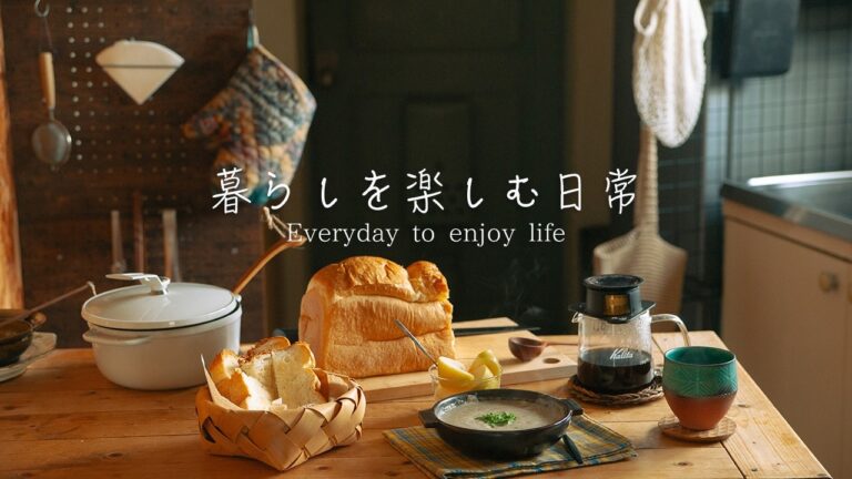 キノコのポタージュスープとパンの朝食。コーヒーと優しい時間がある暮らし。Breakfast of mushroom potage and bread.