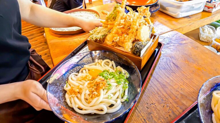 【兵庫】廃れた市場にひっそりと佇む食堂の奇跡！唯一のうどん店 ×もつ鍋が常連を虜にする理由がヤバい！