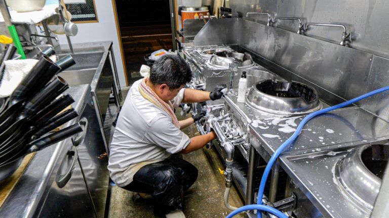 １０時間労働→２時間掃除。超綺麗好きな仲良し夫婦が営む住宅街の町中華に密着。