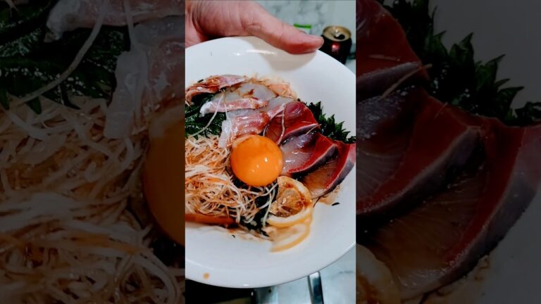 シャリ玉で海鮮丼を楽しむ男