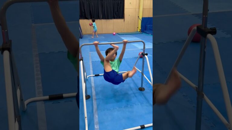 鉄棒をするみなくん😎　まりちゃんいずちゃんチャンネル　#shorts