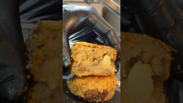 音まで愉しむ♪【お肉屋さんのコロッケ】ゴロゴロとした具材で食べ応え十分