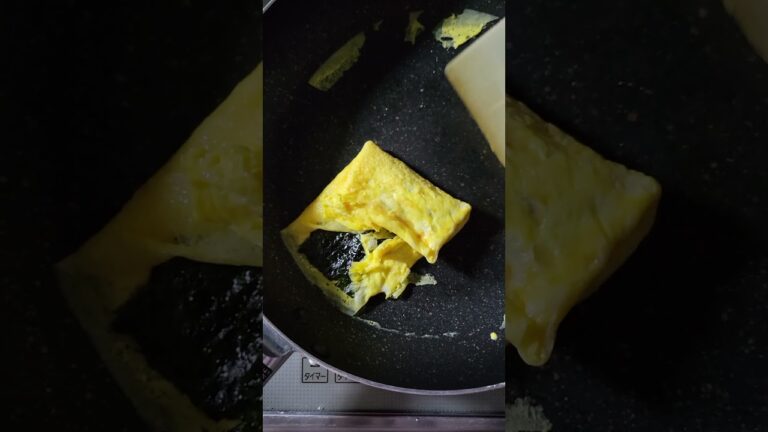 フライパンで卵焼き。左右パタンパタン折ったら奥からコロコロ#Shorts#フライパン#卵焼き