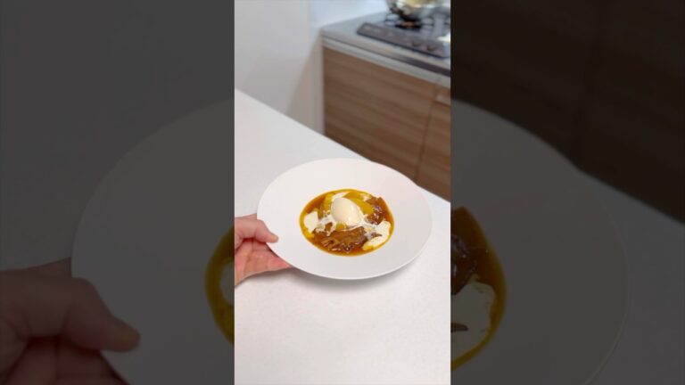 crêpe Suzetteってやつです。オレンジのソースで煮込んだクレープ。バニラのジェラートとどうぞ。 #cooking #food #レシピ #recipe #desert