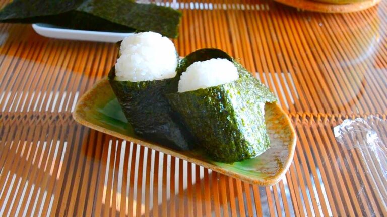 お花見、紅葉狩りのお伴に、筋子のおにぎりの作り方　　How to make rice ball with salmon roe inside