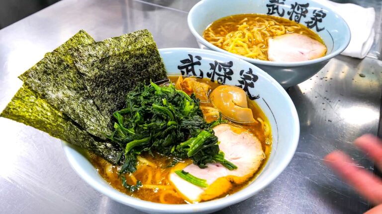 圧巻の麺捌きが炸裂する常連客が殺到する本気の家系ラーメン店がスゴい。。