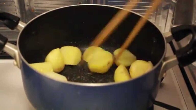 ジャガイモをバターで焼く