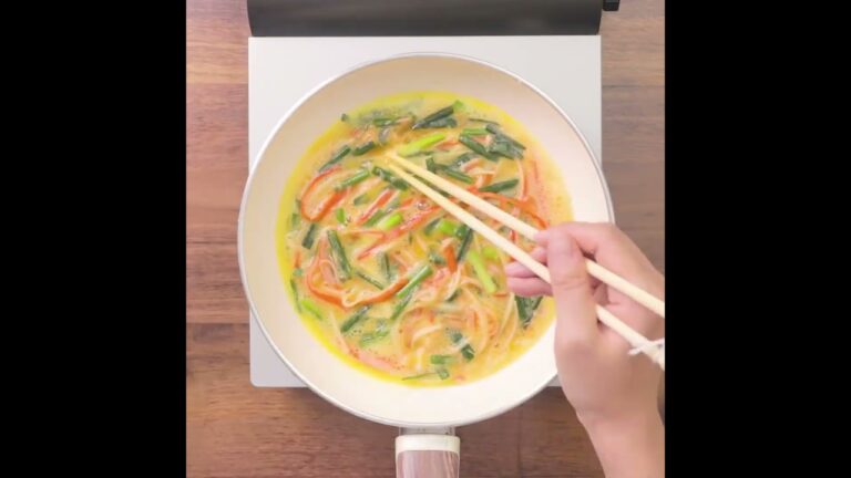 丼にして食べてもとても美味しい一品 絶品！ カニカマとニラの卵とじ #cooking #簡単レシピ #たまご