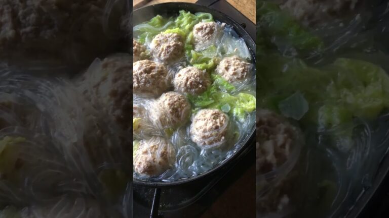 【白菜と肉団子の鍋】先日SNSで、中国の「砂鍋丸子（肉団子の土鍋煮込み）」を目にし、いてもたってもいられずスーパーで白菜と豚ひき肉と春雨を買ってきました。木屋のすき焼き鍋7寸を使用しています。