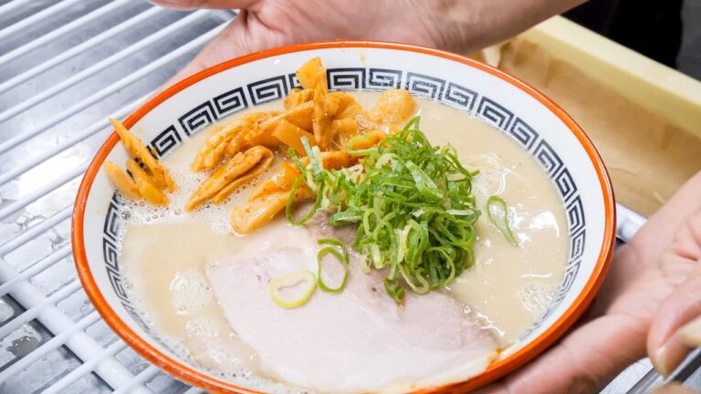 着席60秒？最速600円でラーメン白米セットが食べられるコスパ最強のラーメン食堂。