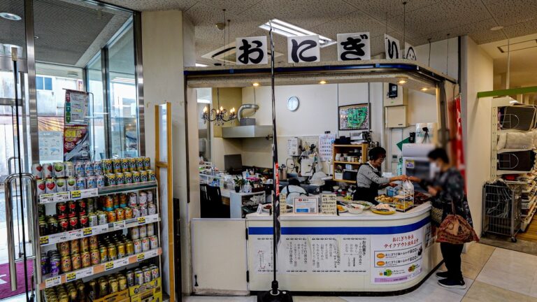 スーパーの片隅でひっそり営業する自家製ワンオペおにぎり女将の仕込みから営業まで完全密着！