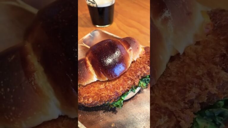 スーパーの『サーモンフライサンド（オーロラソース）』259円30%引！！#パン