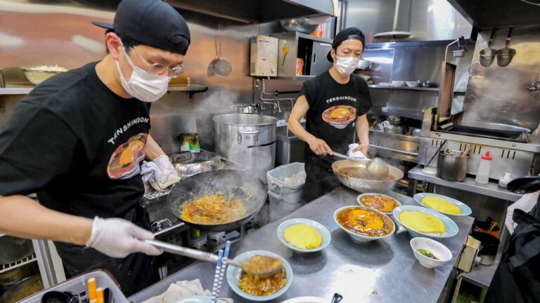 宙を舞う玉子！？精度100％で玉子をブン投げる激ウマ中華丼店に密着！