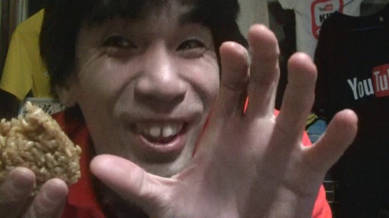 おむすびとペヤングソースやきそばを同時に味わえる！まさに一石二鳥のペヤングそばめしを食ったのだ！そう！獰猛にね！