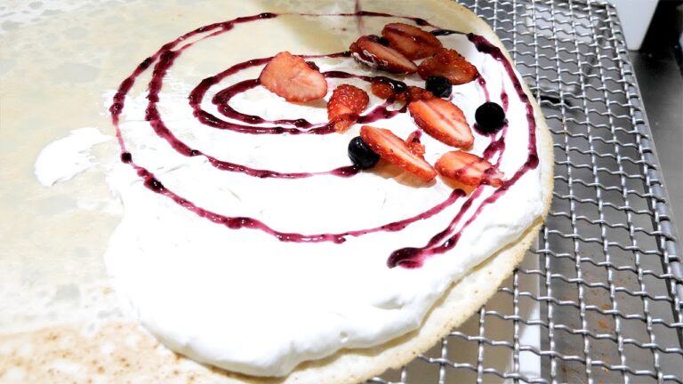 【新食感✨クレープ】フワフワたぷたぷのクリームとサクサクもっちり生地の3種のベリークレープ🦄 asmr 食べ物 [dessert crepes]Crispy dough and cream crepe