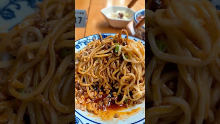 【四川料理の聖地！四川省の麺屋】路地裏のミシュラン常連店！汁なしの雑醤麺とラー油たっぷりの牛肉麺を食べる #shrots