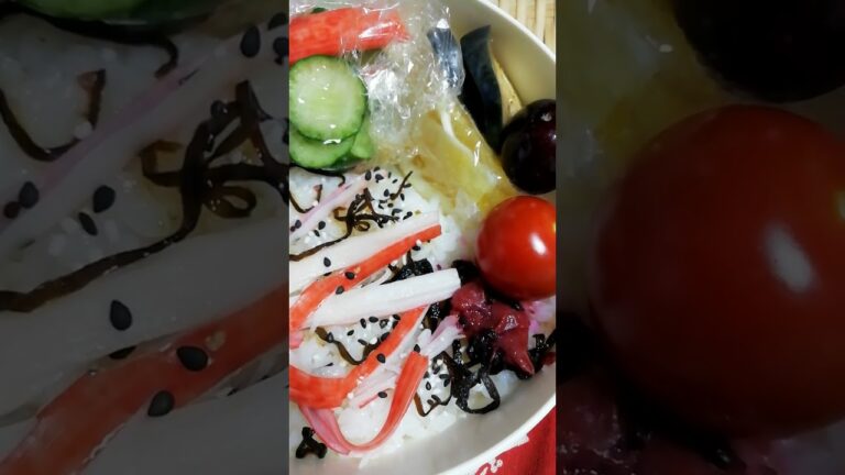 簡単カニカマちらし寿司弁当　昼ご飯に　きゅうりの酢の物　しいたけの佃煮　暑い時期は保冷剤を使用したほうが良いかもです。