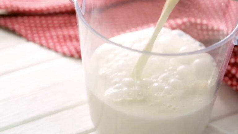 牛乳からバターミルクを作る方法