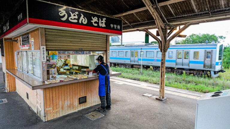 ７３歳男ひとり早朝の駅ナカうどん職人に密着。駅ホームの４坪立ち食いうどん屋が凄い。