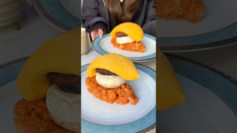 カマンベールチーズとハンバーグを挟んだ半熟とろとろオムライス🍳 #東京グルメ