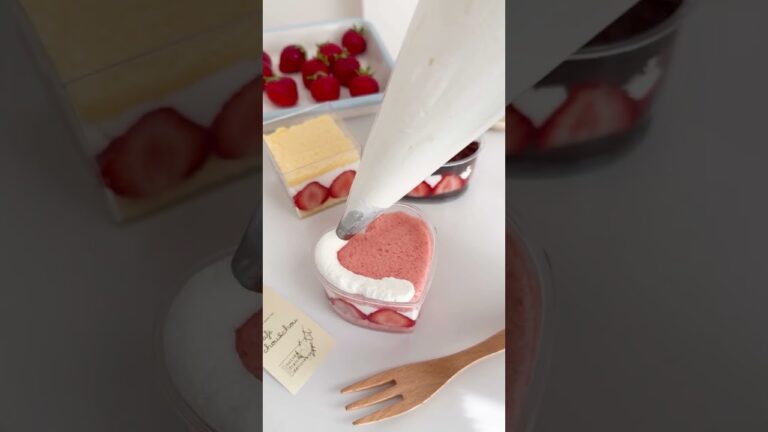 材料3つ いちごのカップケーキ🍓 #カップケーキ #ショートケーキ #いちごケーキ #いちごスイーツ #おうちカフェ #お菓子作り #北海道チーズ蒸しケーキ #バレンタイン #バレンタインレシピ