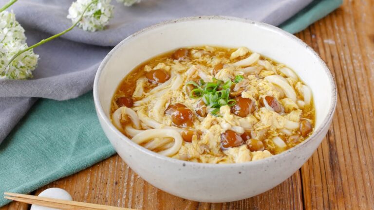【なめこと卵のあんかけうどん】とろ〜りあったか♪めんつゆがあればパパッと完成！