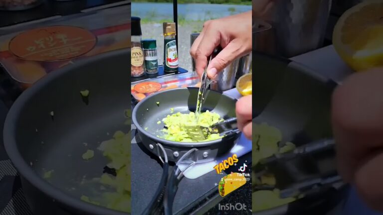 タコスに挑戦🌮本日使う食材紹介🥳まずはアボカドディップを作りますアボカドを潰してレモンとタルタルソースを加えさらに混ぜて完成レタスにサルサソースアボカドディップとトマトをあわせて、はいっ❣️完成です💮