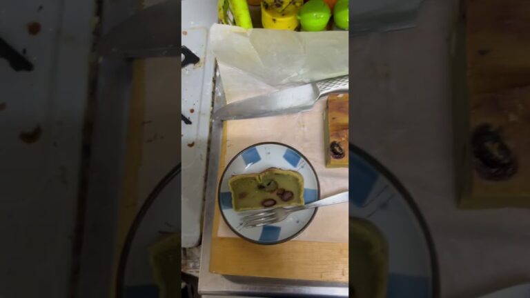 黒豆入り抹茶と豆腐ケーキ。