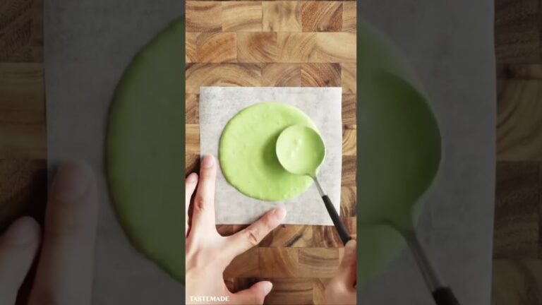 【こんな和スイーツ食べたことある？】イチゴと抹茶のミニクレープ🍓🍵 #shorts