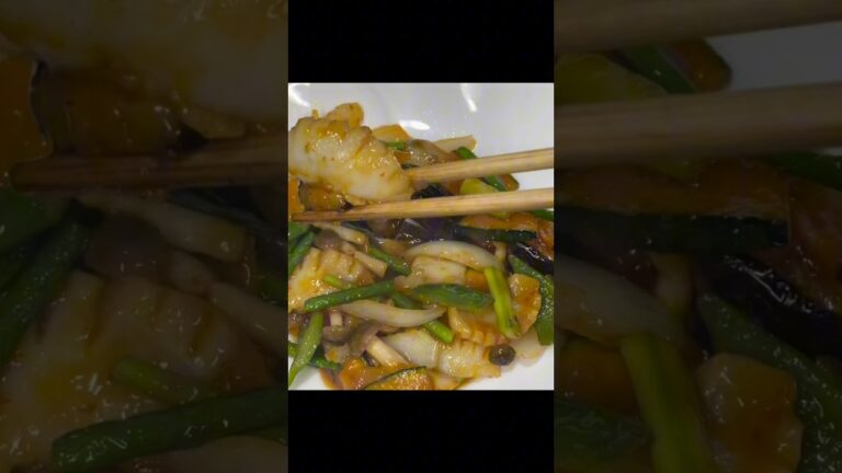 ショートムービー【今日の賄いはイカのピリ辛甘酢炒めです】 #中華料理 #ショートムービー #シーホワン #賄い #cooking #food