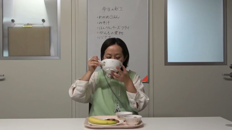 ともべ幼稚園　今日の給食「はんぺんチーズフライ」を食べる