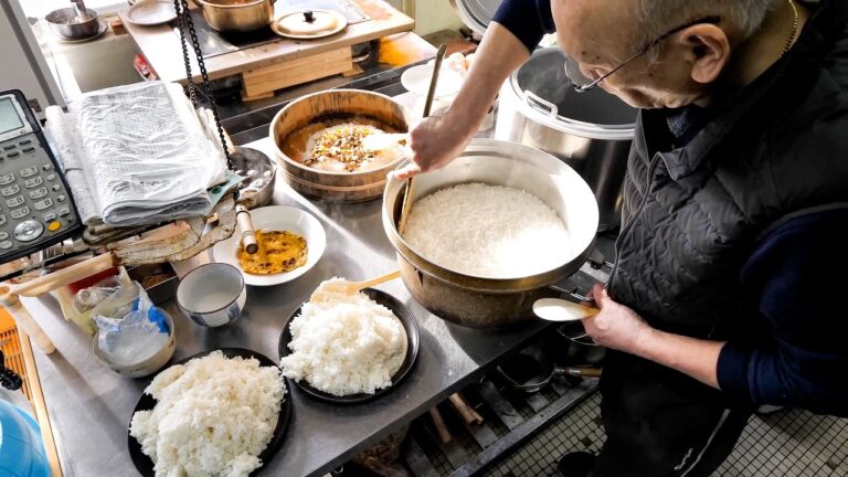 安いのにウマすぎる。。巨大オムライスが食べられる昭和漂うレトロ食堂に密着！