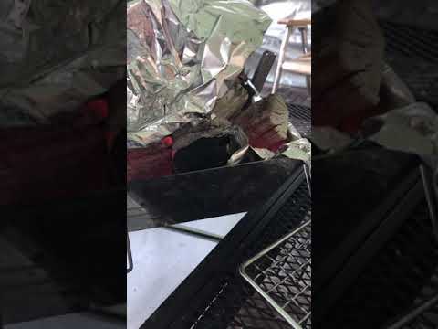 ターキーをダッチオーブンで焼く音。