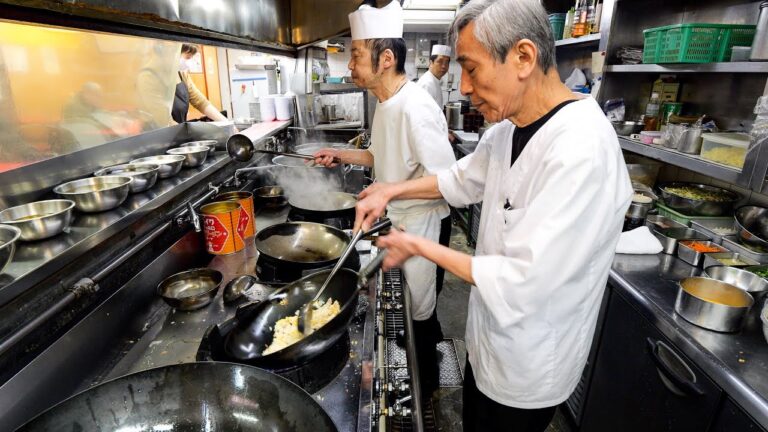 信じられない炒飯ラッシュ！ガッツリ町中華の注文が殺到する爆売れ男飯ランチ丨Egg Fried Rice - Wok Skills In Japan