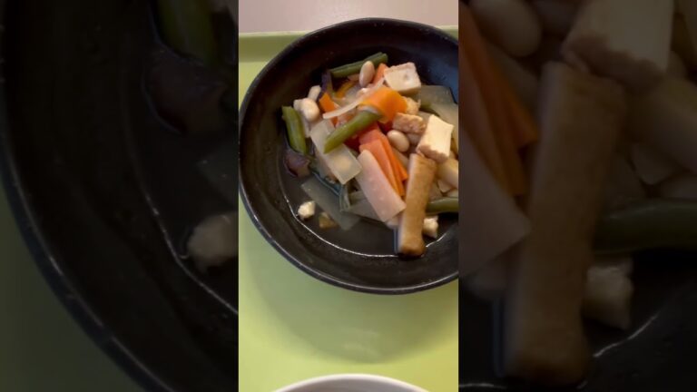 おはようございます♪  何かの煮物　ツナオクラ　バナナに🍌　お粥🥣　ヨーグルト