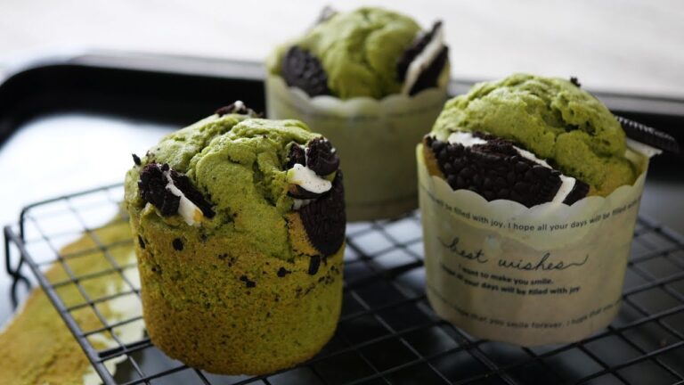 手軽に美味しく♪ふんわり抹茶のオイルマフィン | Matcha White Chocolate Muffins